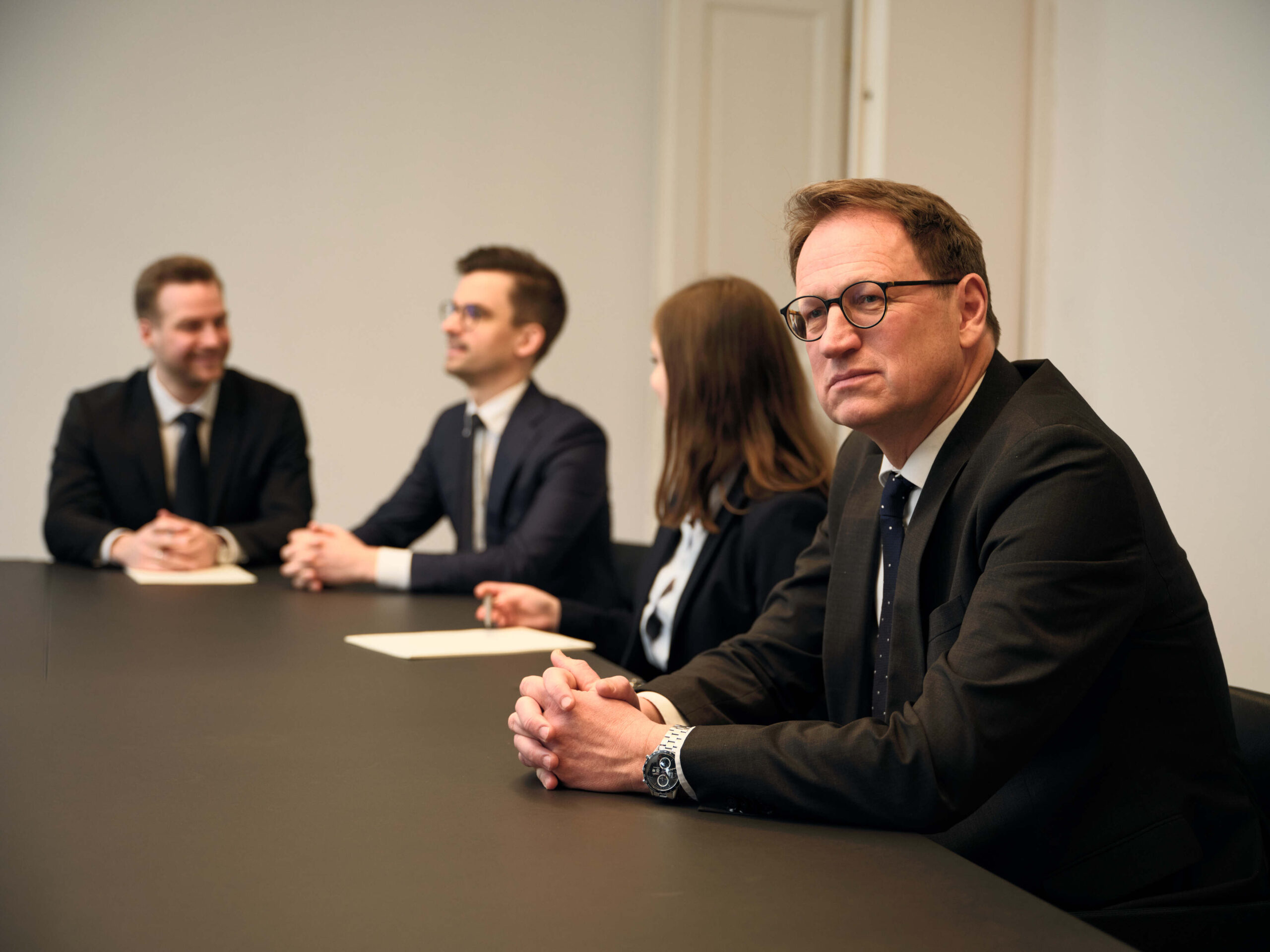 Rechtsanwalt bei einer Besprechung in der Anwaltskanzlei in Graz