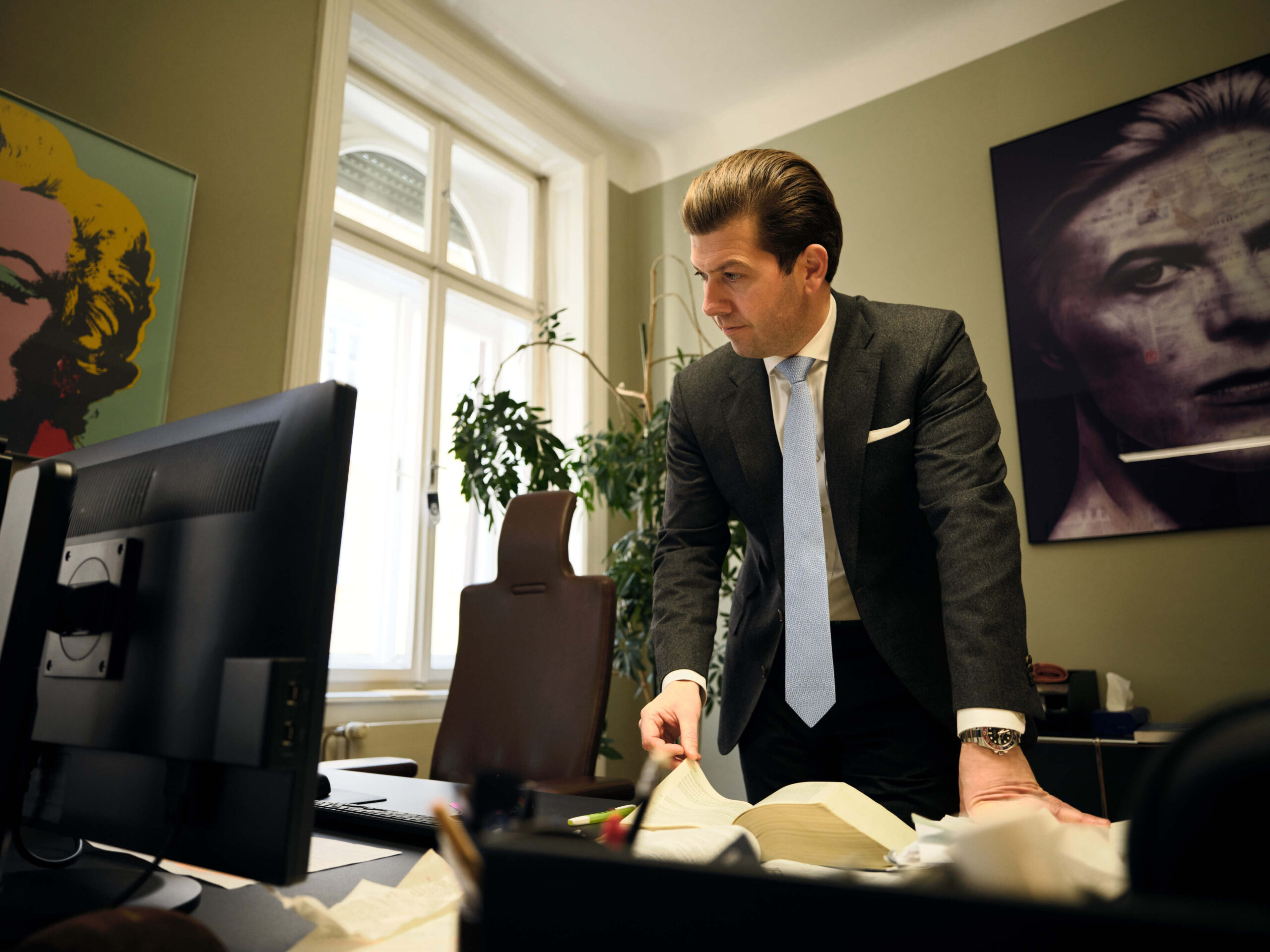 Foto von Rechtsanwalt Mag. Georg Wielinger am Schreibtisch in der Anwaltskanzlei in Graz