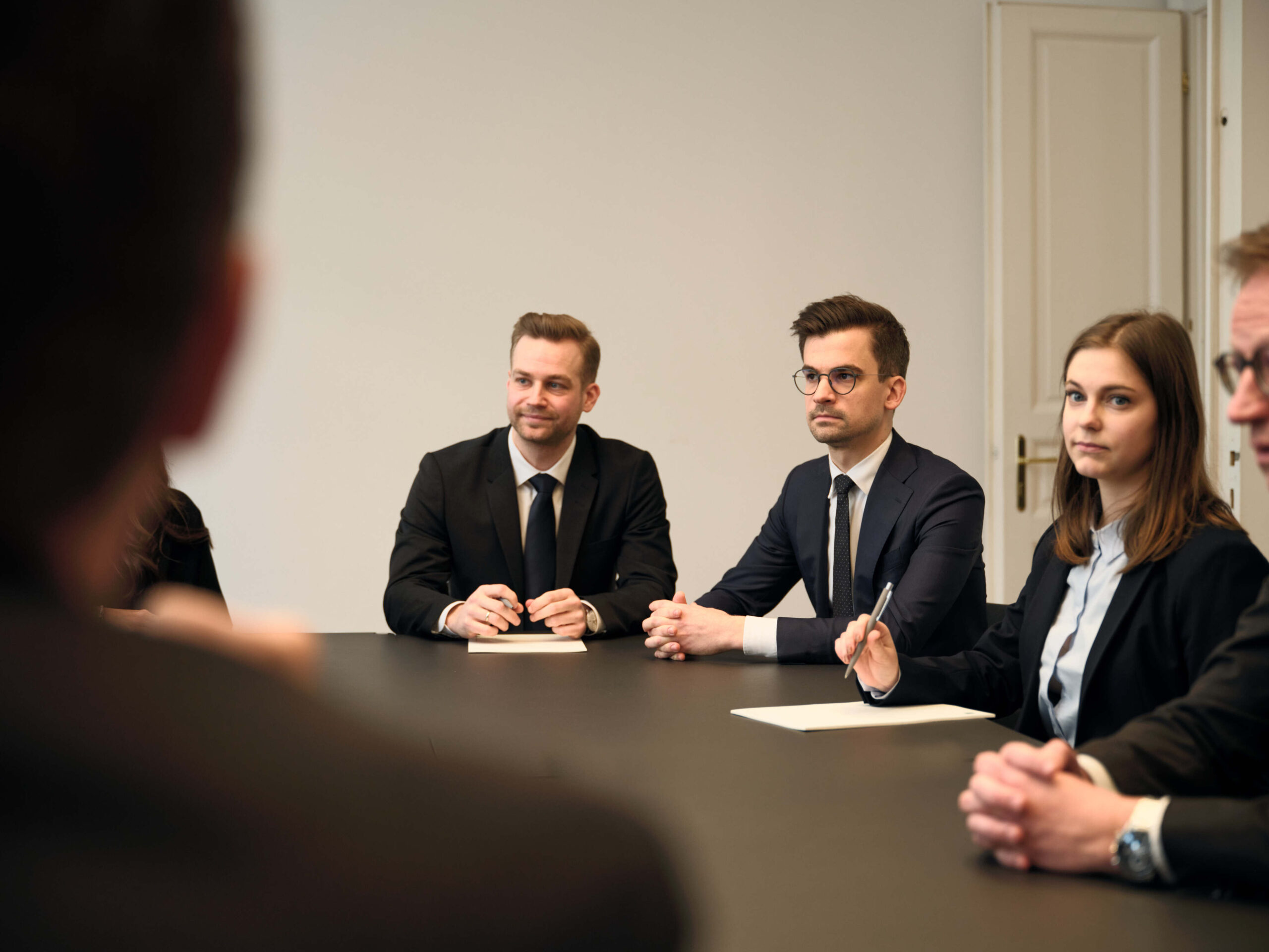 Foto einer Besprechung im Besprechungszimmer der Kanzlei in Graz