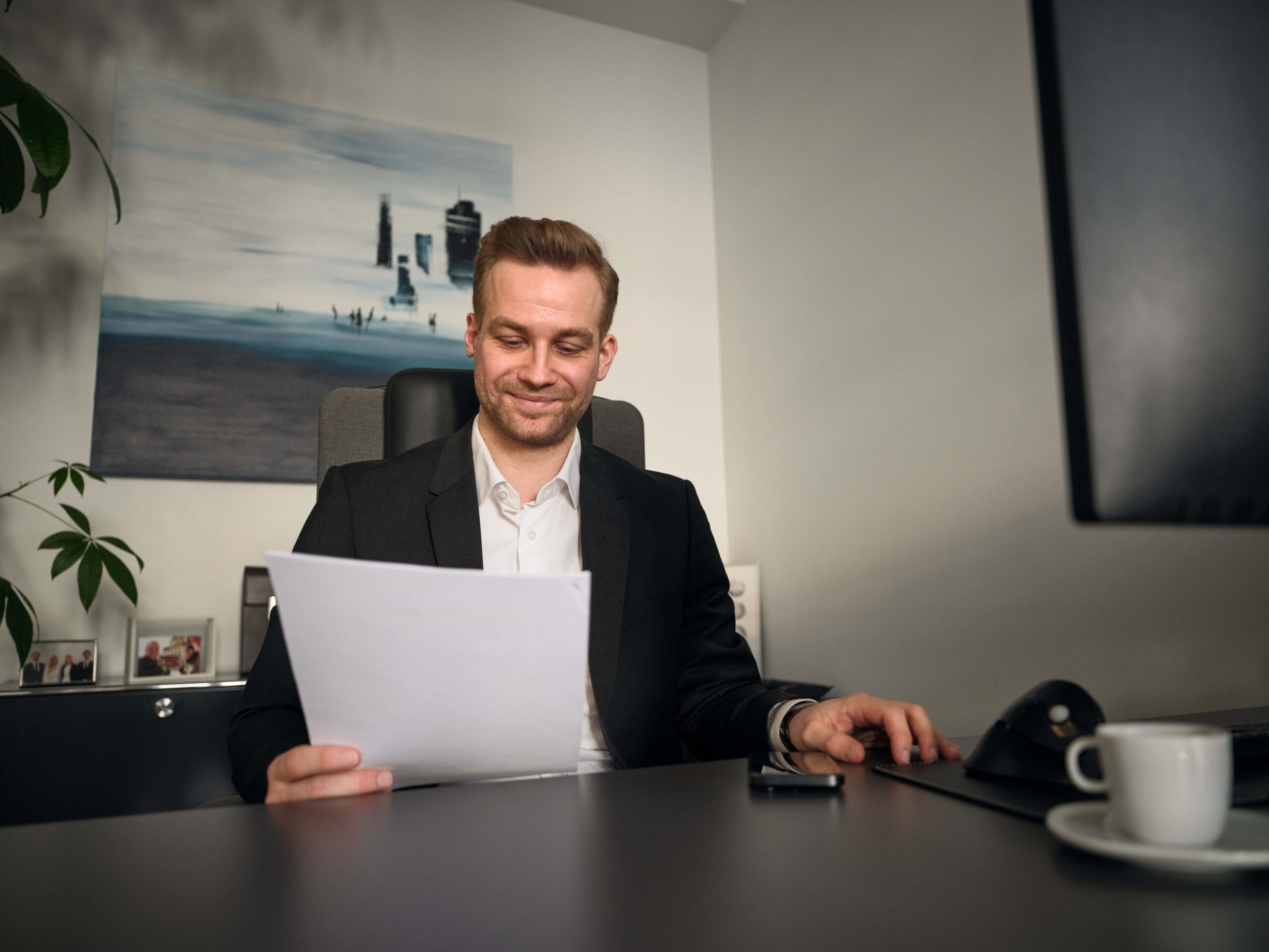 Foto von Rechtsanwalt Mag. Gregor Grablowitz in der Kanzlei in Graz