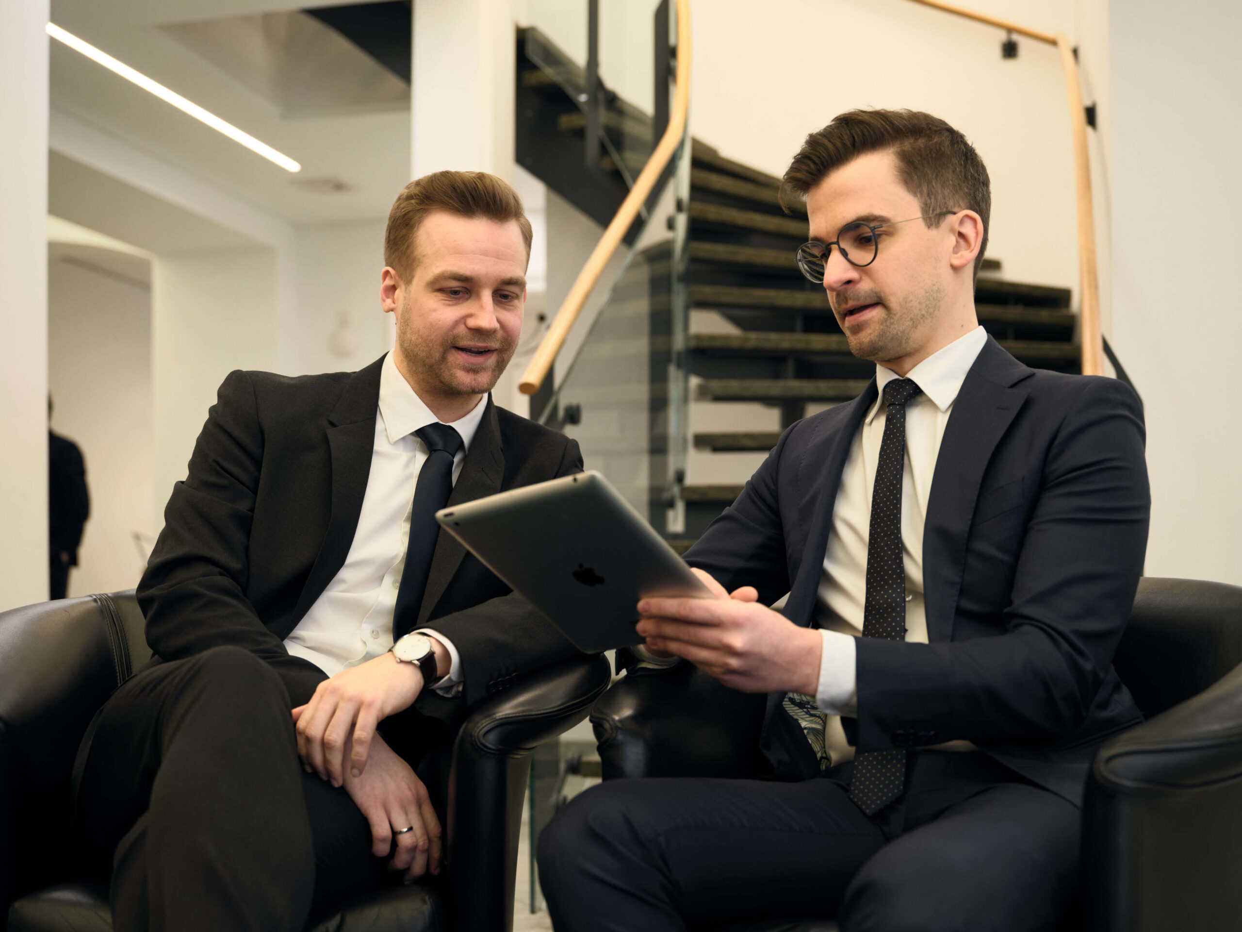 Foto von Rechtsanwaelten im Gespräch in der Kanzlei in Graz