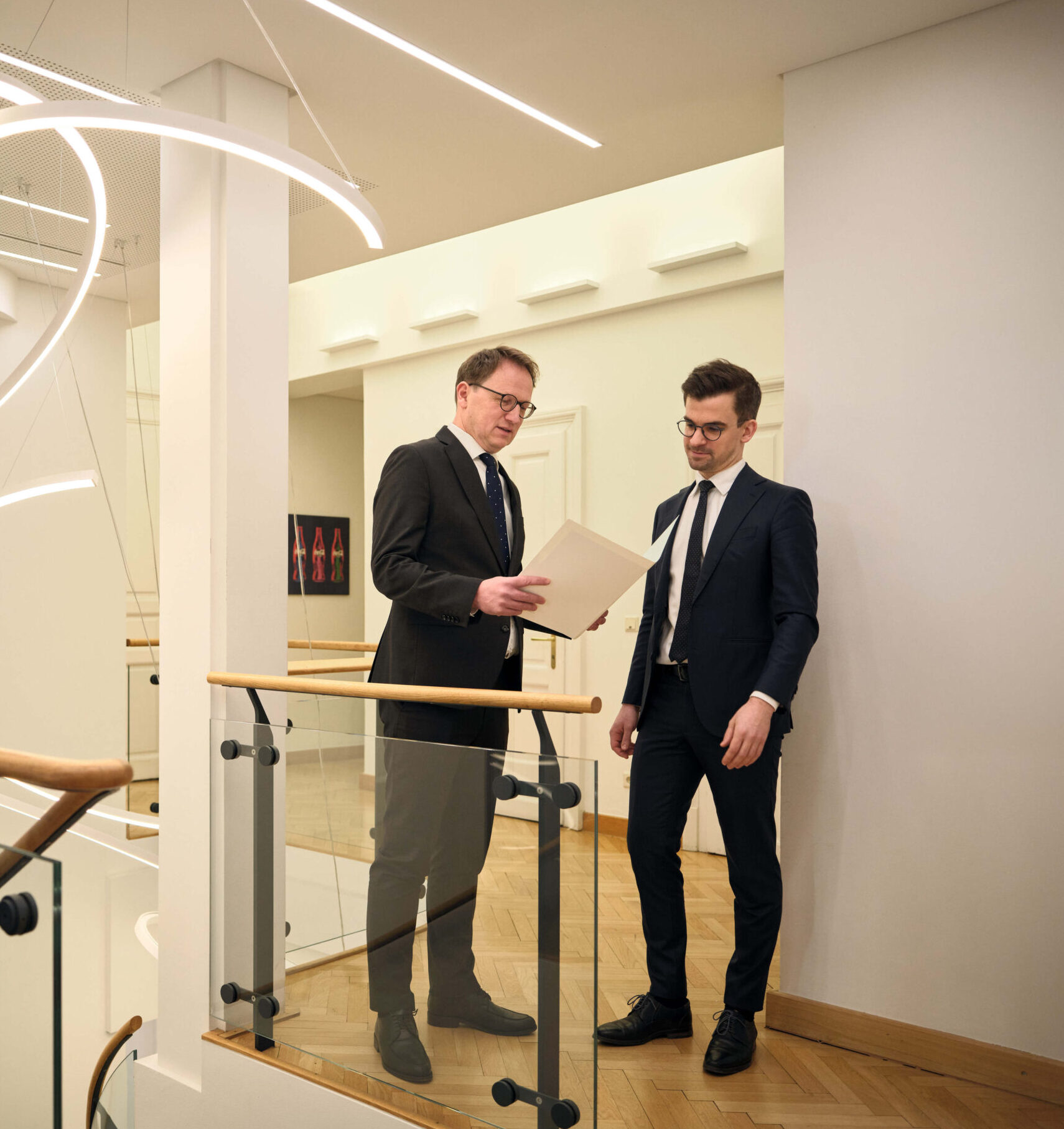 Foto von Rechtsanwaelten im Gespraech in der Kanzlei in Graz 