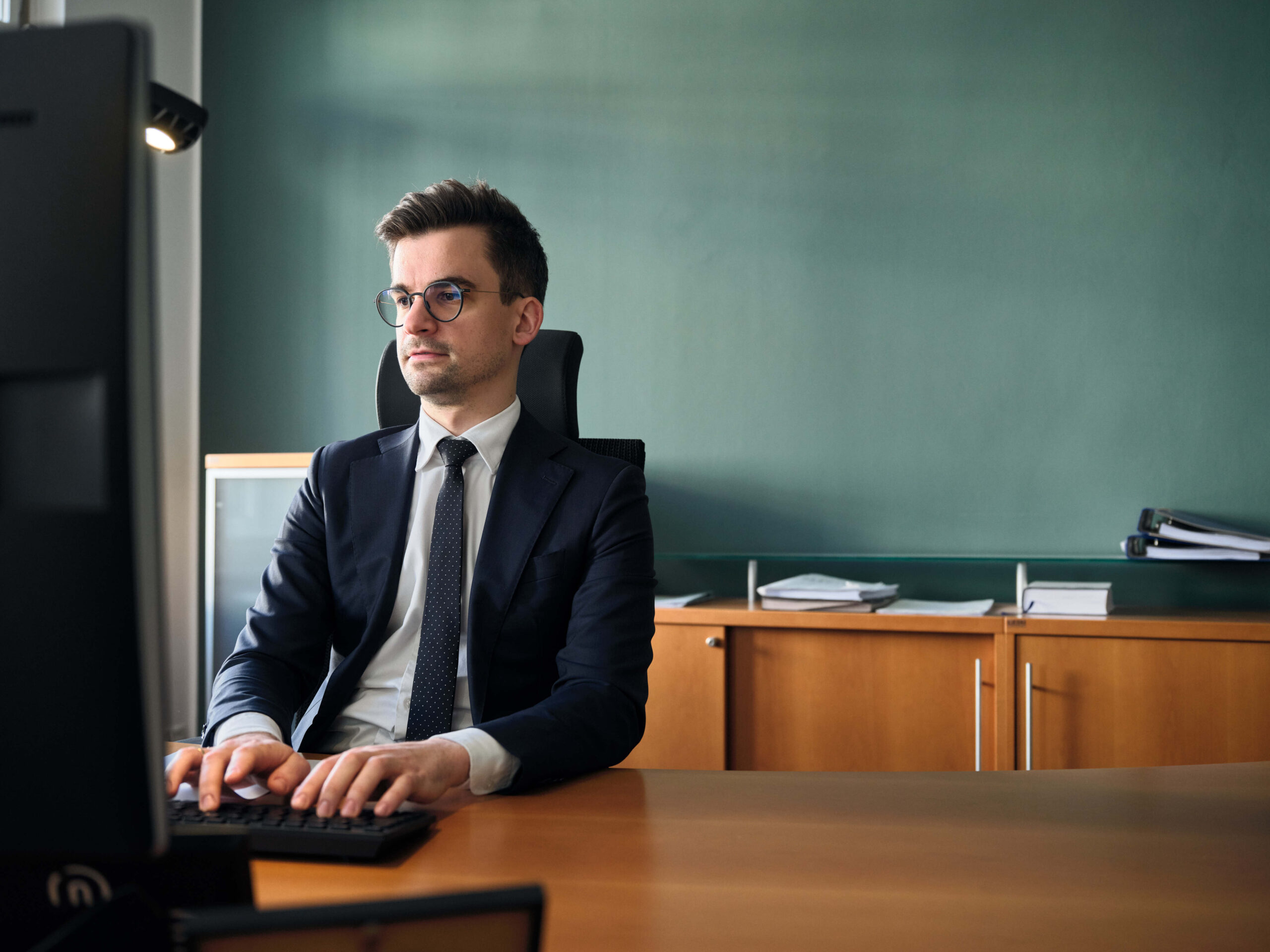 Foto von Rechtsanwalt Mag. Martin Nuncic in der Kanzlei in Graz