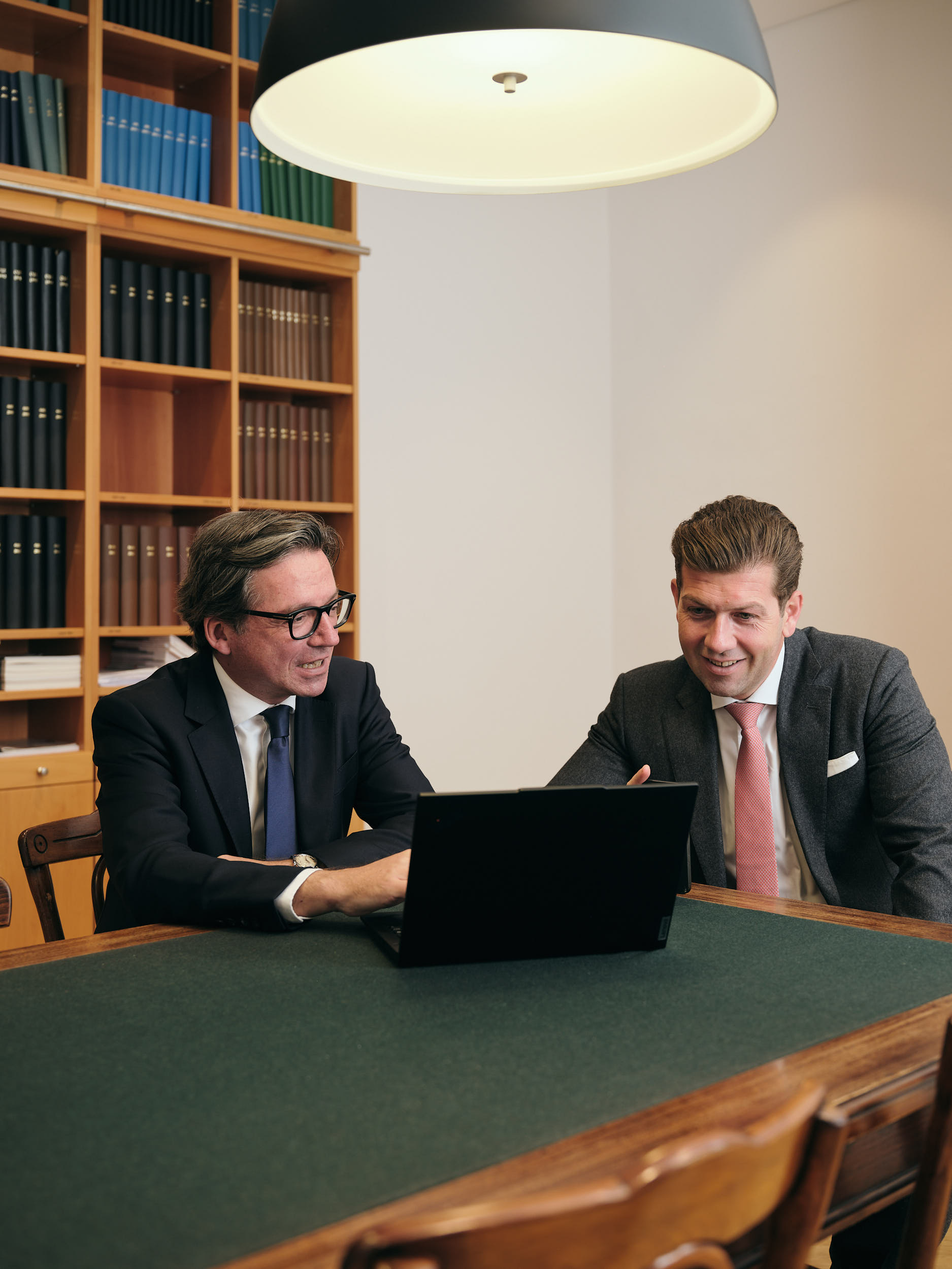 Foto von Rechtsanwalt Mag. Philipp Casper im Gespräch mit Rechtsanwalt Mag. Georg Wielinger in Rechtsanwaltskanzlei in Graz.