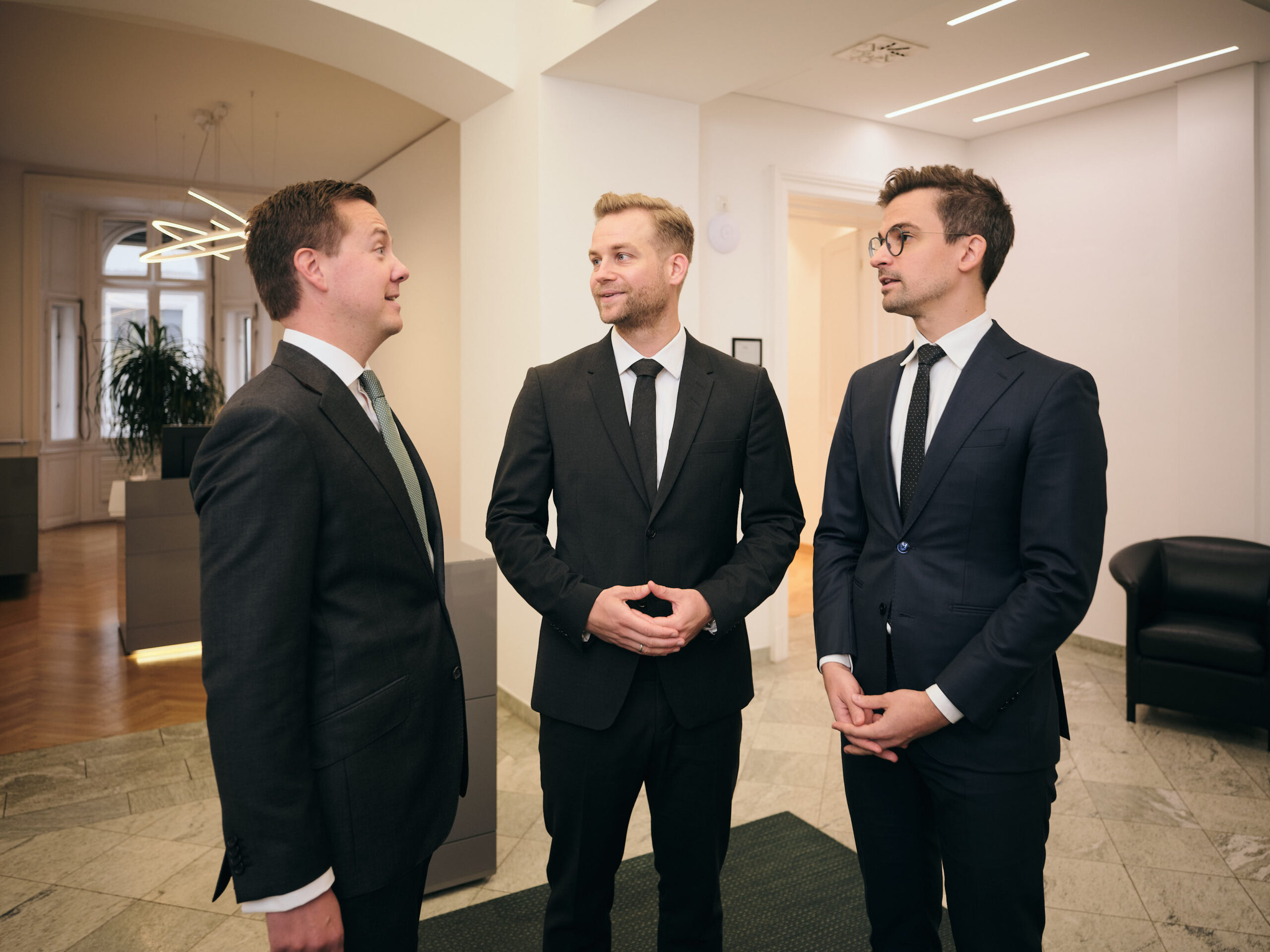 Foto von Gespräch zwischen Rechtsanwaelten Mag. Stephan Bertuch, Mag. Gregor Grablowitz und Mag. Martin Nuncic in Rechtsanwaltskanzlei in Graz.