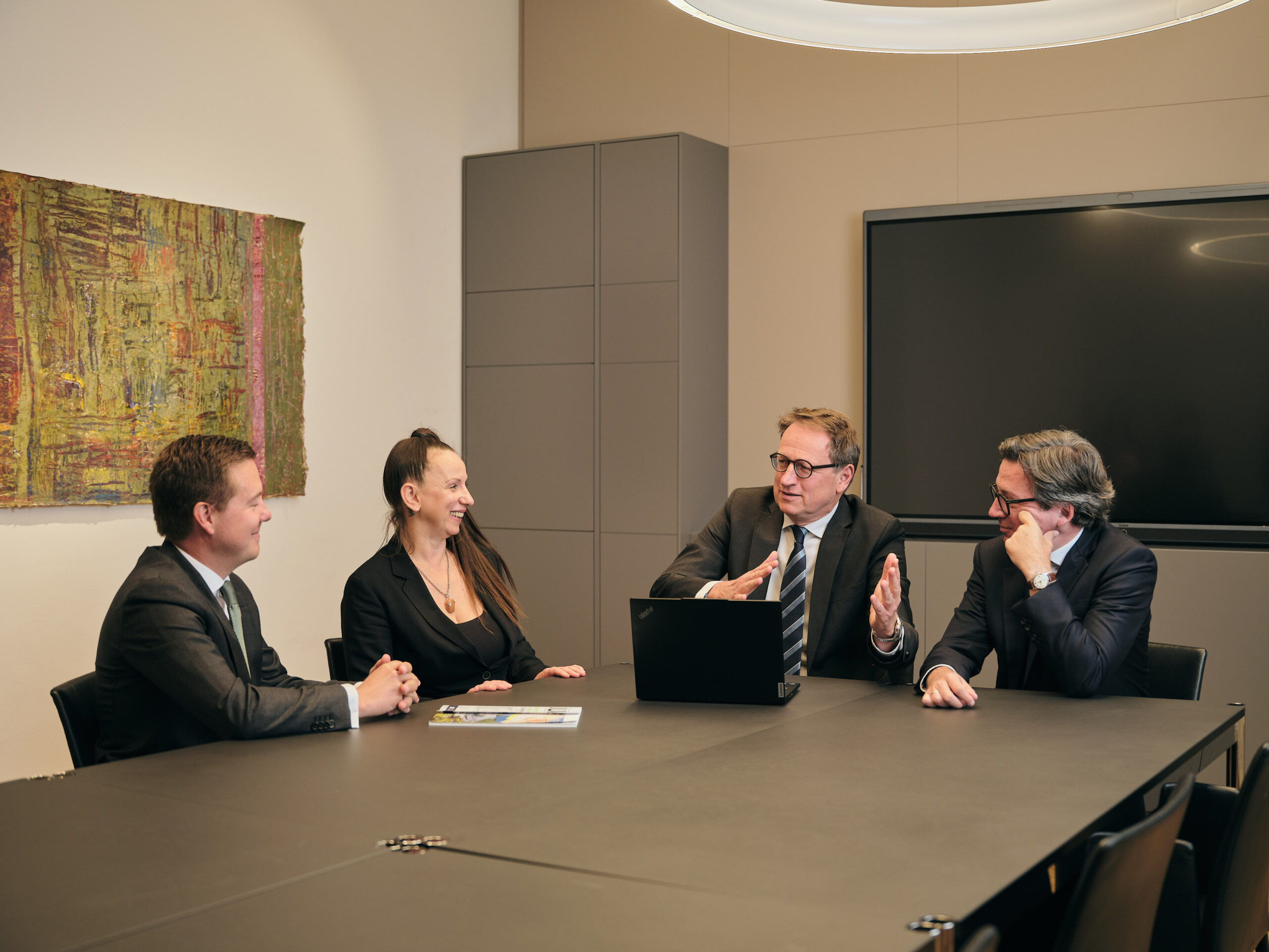 Foto von Unterhaltung zwischen Rechtsanwalt Mag. Philipp Casper, Dr. Volker Mogel, Rechtsanwalt Mag. Stephan Bertuch und Silvija Railic in Rechtsanwaltskanzlei in Graz.