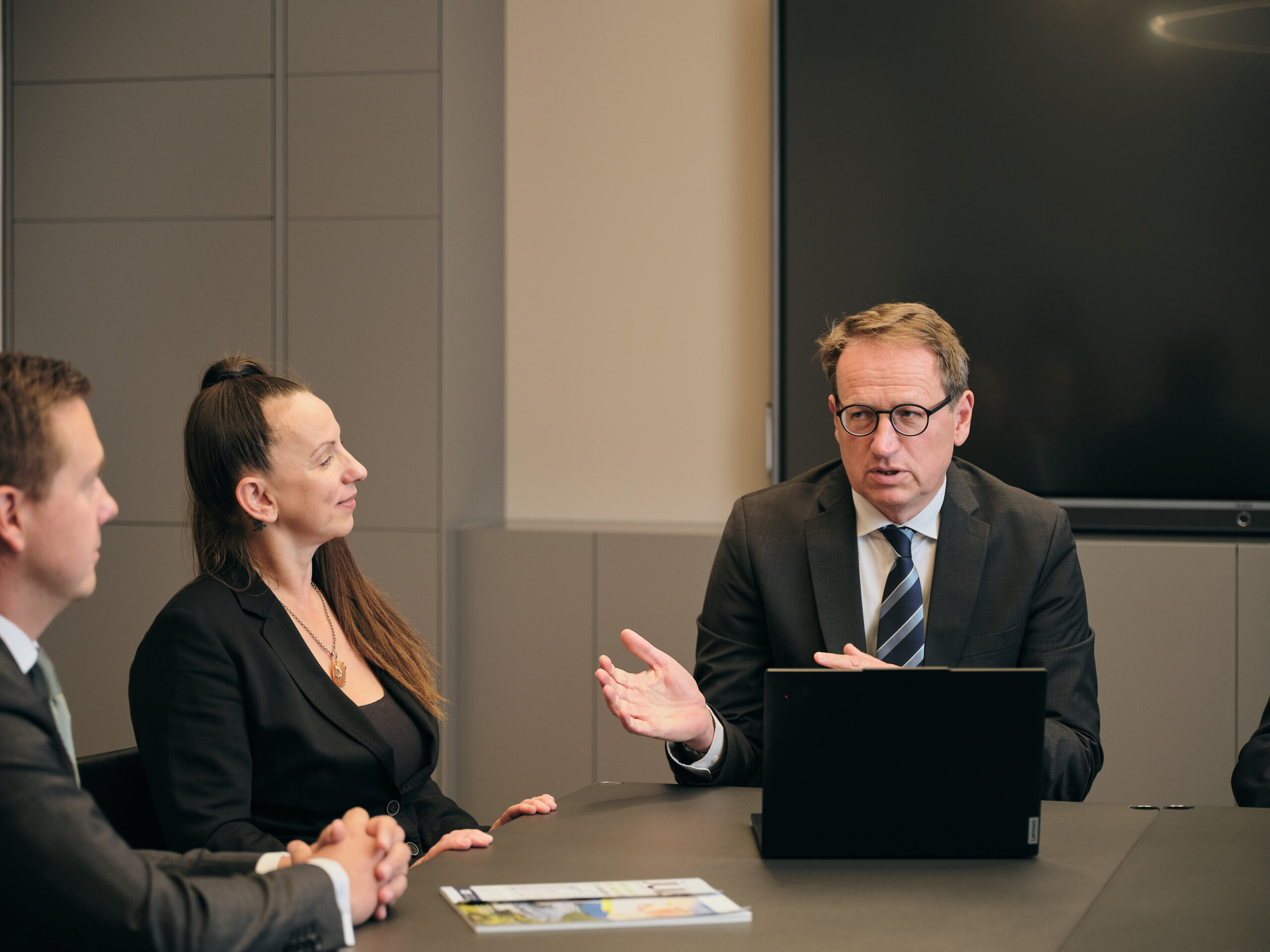 Foto von Unterhaltung zwischen Rechtsanwalt Dr. Volker Mogel, Rechtsanwalt Mag. Stephan Bertuch und Silvija Railic in Rechtsanwaltskanzlei in Graz.
